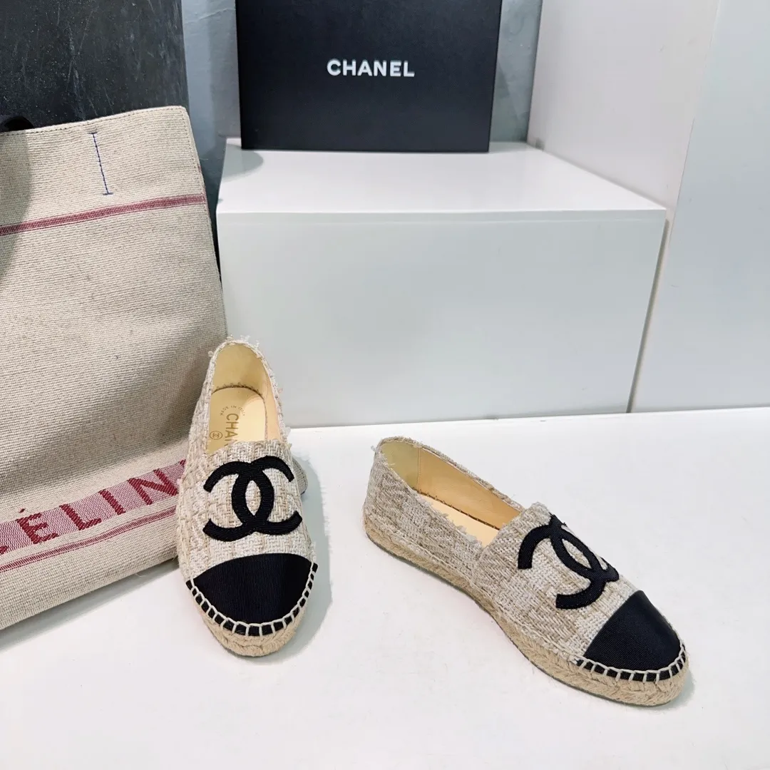 👟👟Ex-factory price 400👟👟 🌹🌹Top version🌹🌹 🌈🌈CHANEL🌟🌟Chanel's new hemp rope sole fisherman's shoes. 🔥🔥The upper is made of imported printed cloth, the inner pad is silk sheepskin, super soft sheep feet, and the original rubber-injected translucent rubber original color espadrille sole. 🐎Size: 35-40 (34, 41, 42 can be customized, non-refundable)